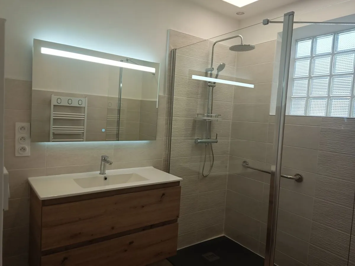 Après : Salle de bain : de la dépose complète à la douche et au miroir LED