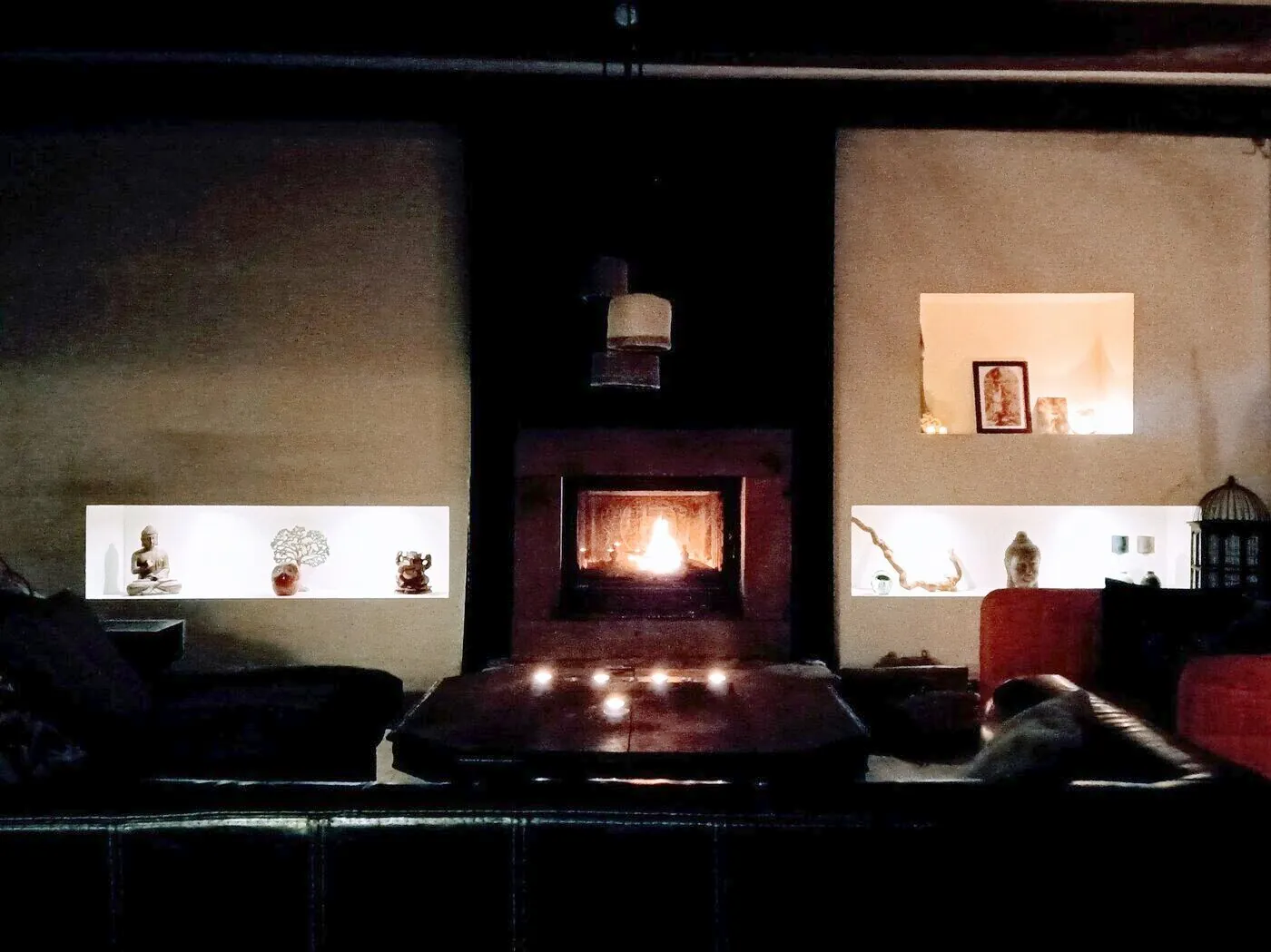 Séjour, cheminée & niches lumineuses
