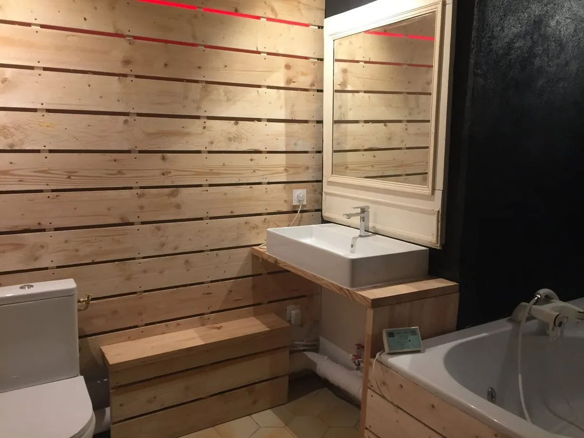 Après : Salle d'eau : du mur nu au bois, plan vasque et baignoire habillée