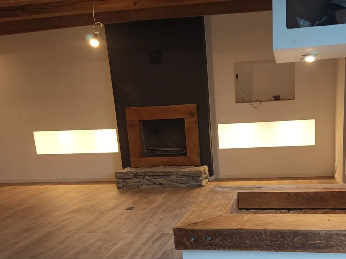 Après : Séjour : du garage encombré au salon, cheminée, niches lumineuses et plan en chêne
