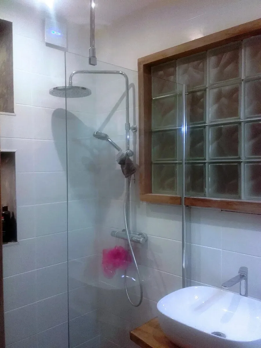 Après : Salle d'eau : du mur ouvert à la douche italienne, pavés de verre et plan en bois