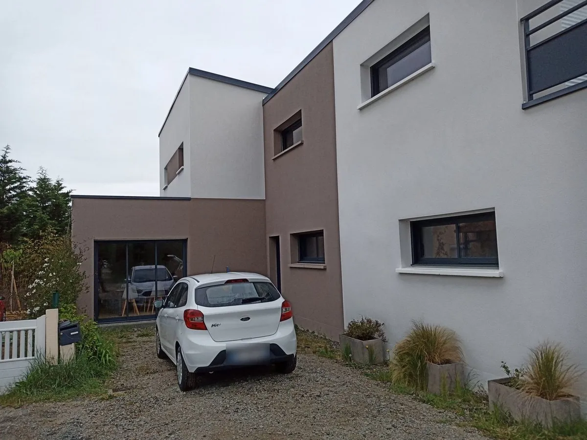 Avant : Extérieur : de la façade nue à la pergola bois, gazon et pas japonais