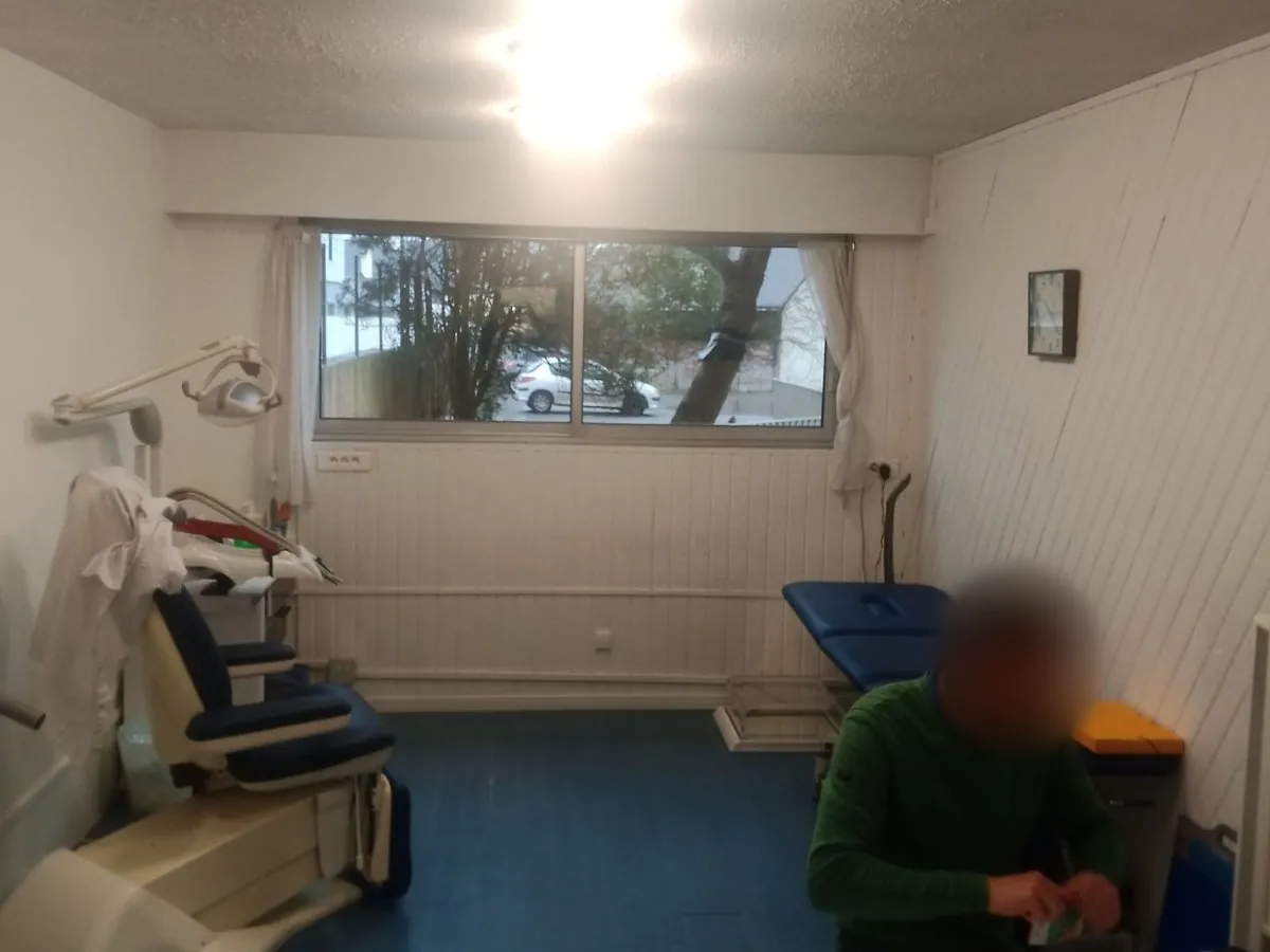 Avant : Cabinet de soins : murs, plafond, parquet et éclairage refaits