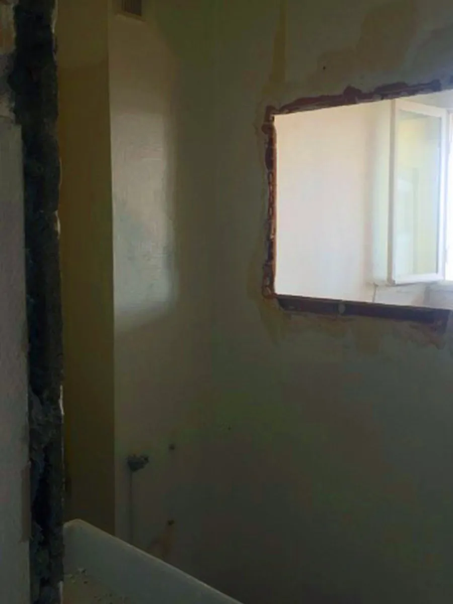 Avant : Salle d'eau : du mur ouvert à la douche italienne, pavés de verre et plan en bois