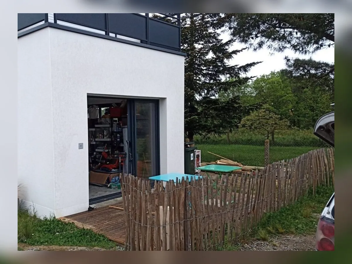 Avant : Extérieur : de l'entrée brute à la pergola avec jardinière en bois