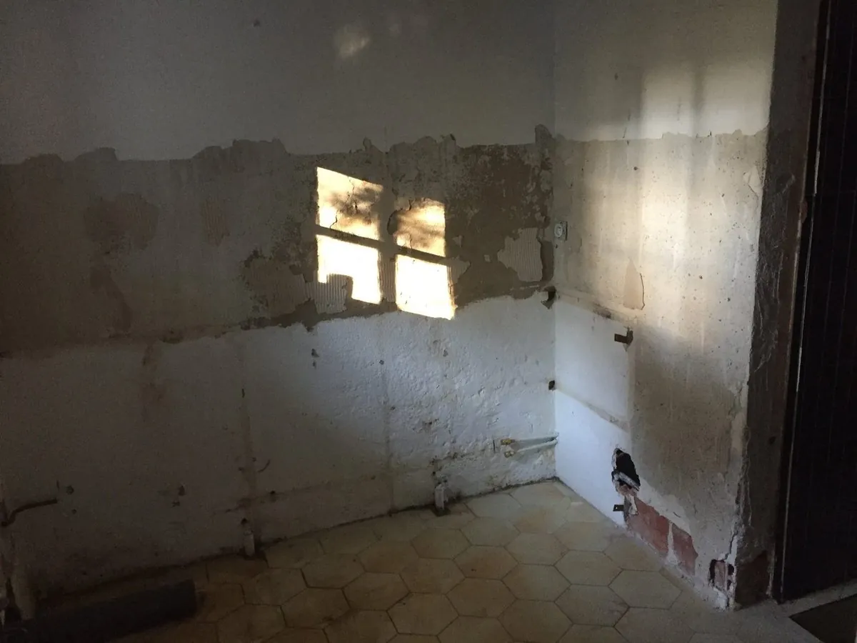 Avant : Salle d'eau : du mur nu au bois, plan vasque et baignoire habillée
