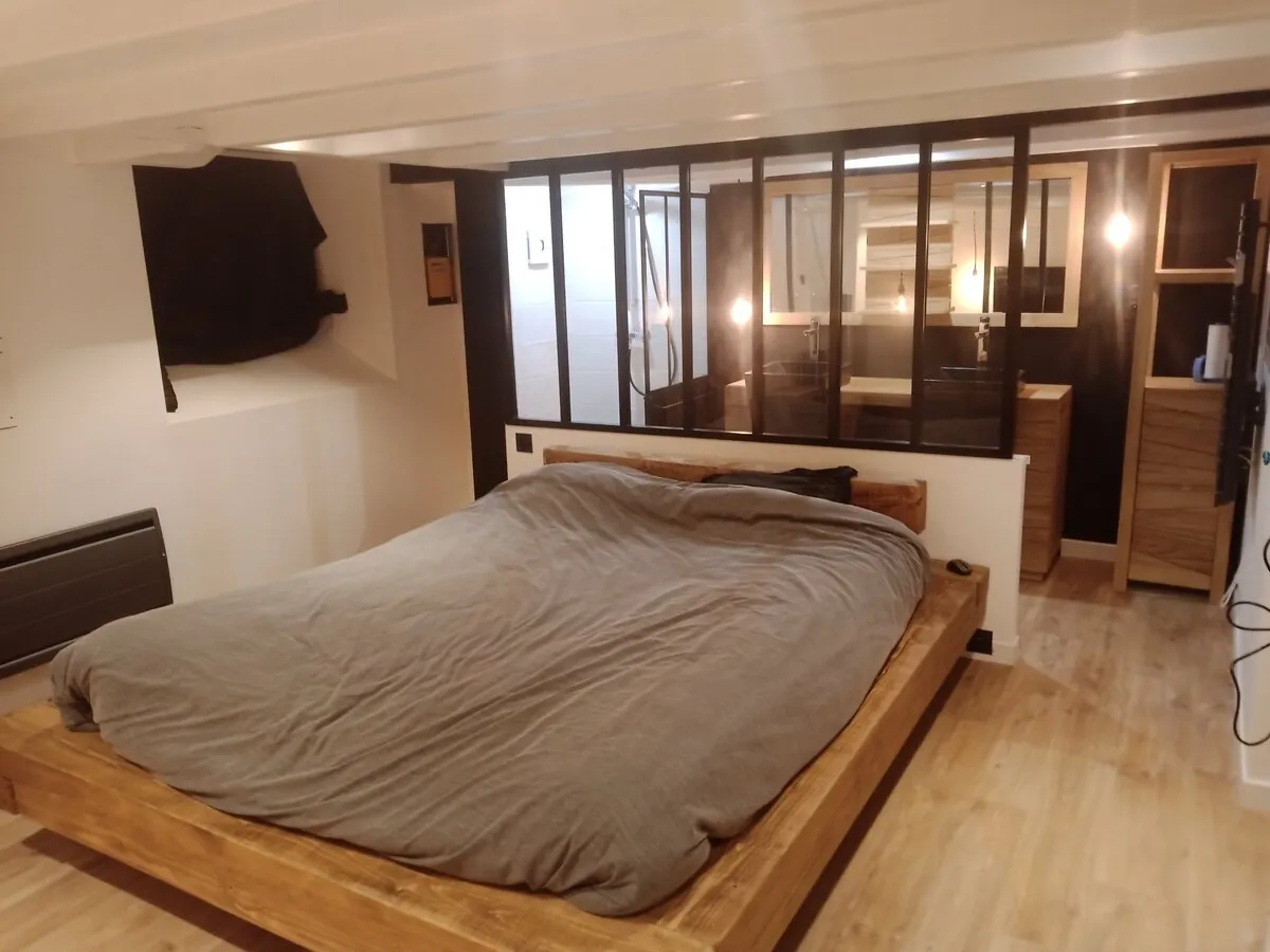 Après : Cave : du sous-sol brut à la chambre avec salle d'eau sous verrière