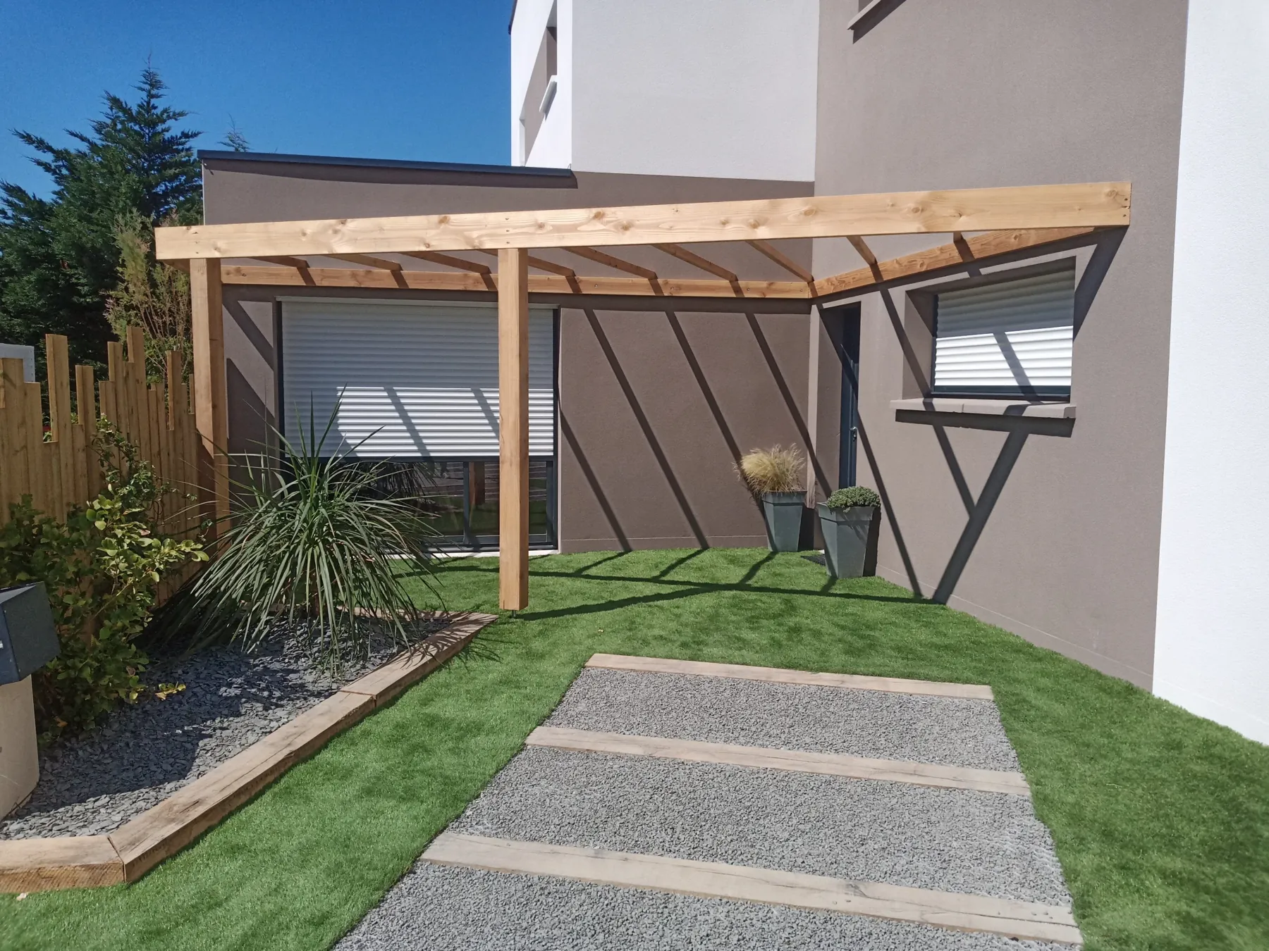 Pergola bois, gazon et pas japonais
