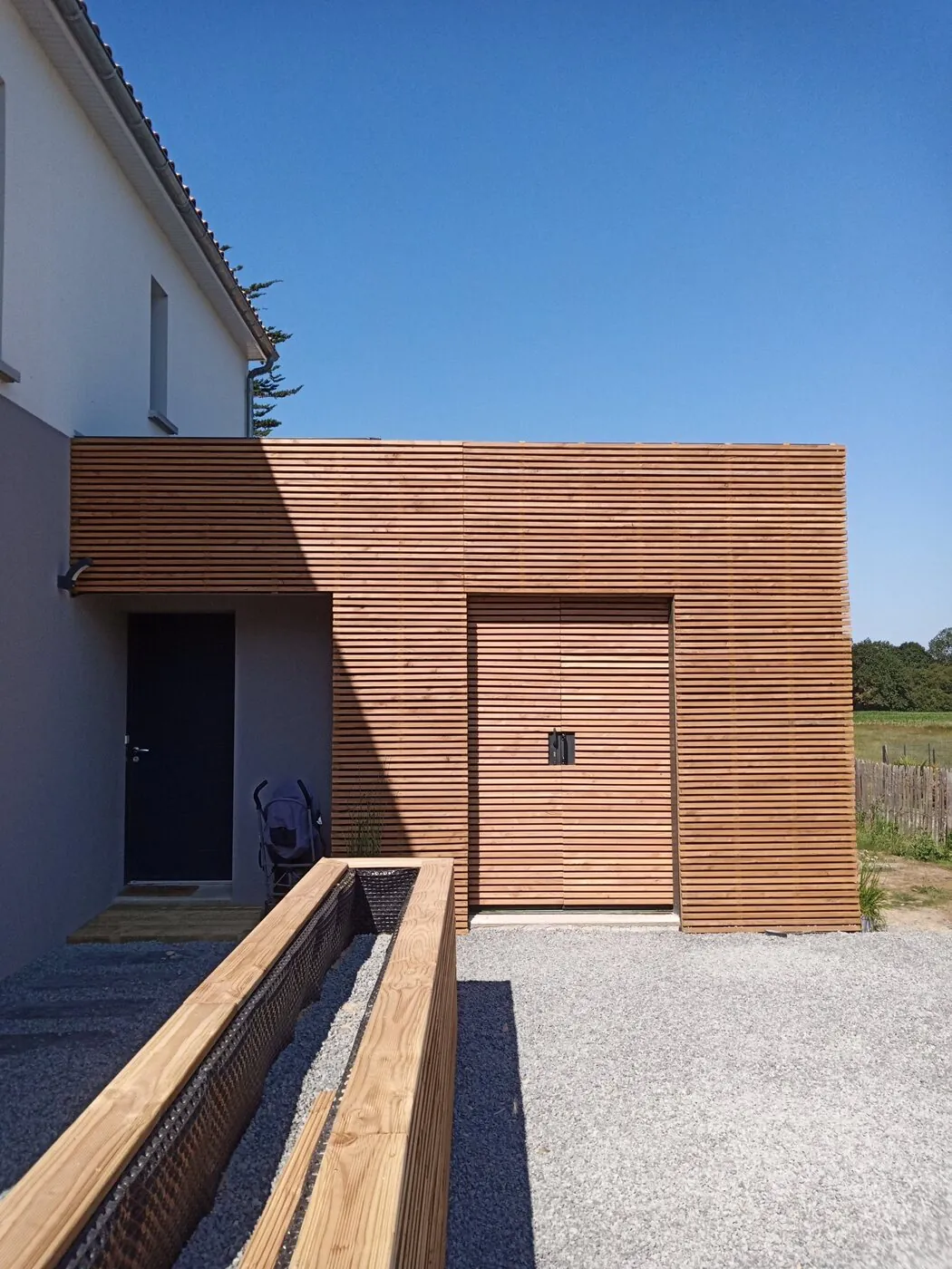 Construction extension et Bardage bois claire-voie & jardinière