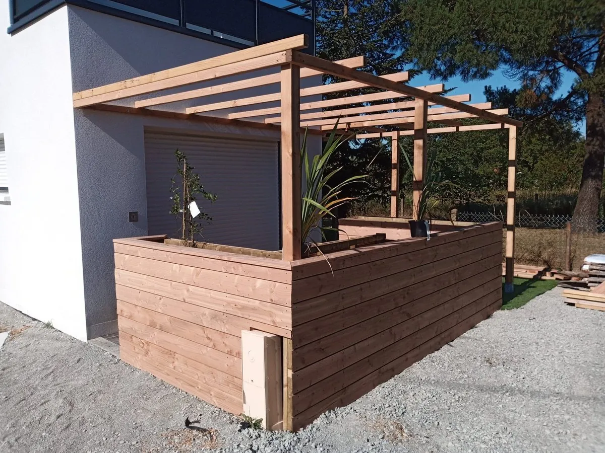Après : Extérieur : de l'entrée brute à la pergola avec jardinière en bois