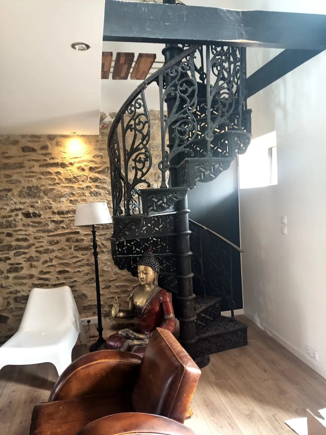 Escalier en fonte & pierre apparente