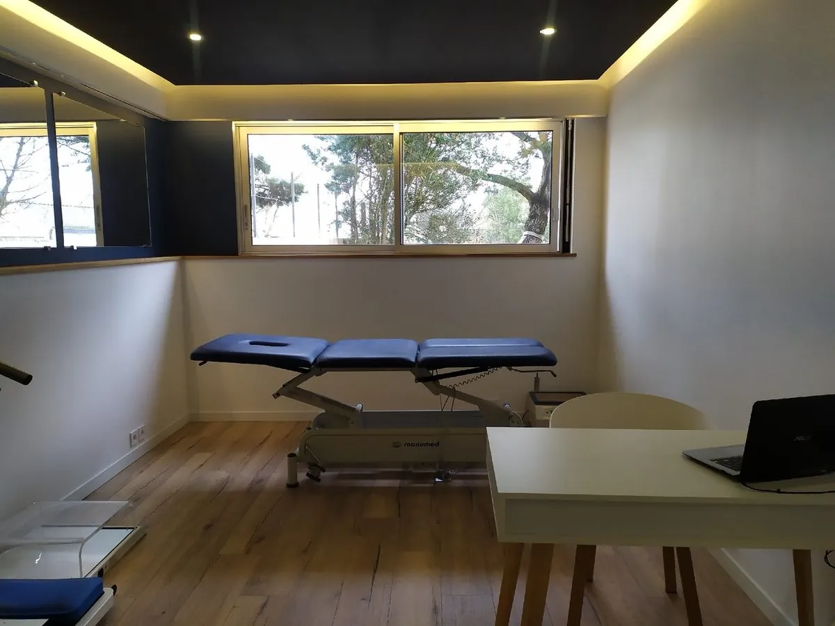 Après : Cabinet de soins : murs, plafond, parquet et éclairage refaits